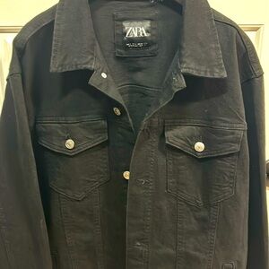 ZARA men’s black jean jacket, size L in LIKE NEW condition. (Never worn!)